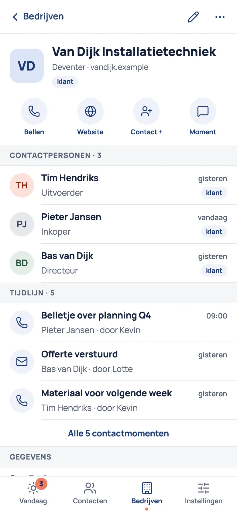 Bedrijfspagina op de telefoon met contactpersonen en de samengevoegde tijdlijn van gesprekken, mails en afspraken.